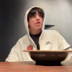 「BTS」JUNG KOOK、同居人がいた…ライブ放送中に突然登場