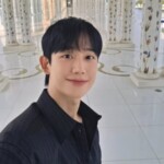 俳優チョン・ヘイン、アブダビのモスクでキラースマイル