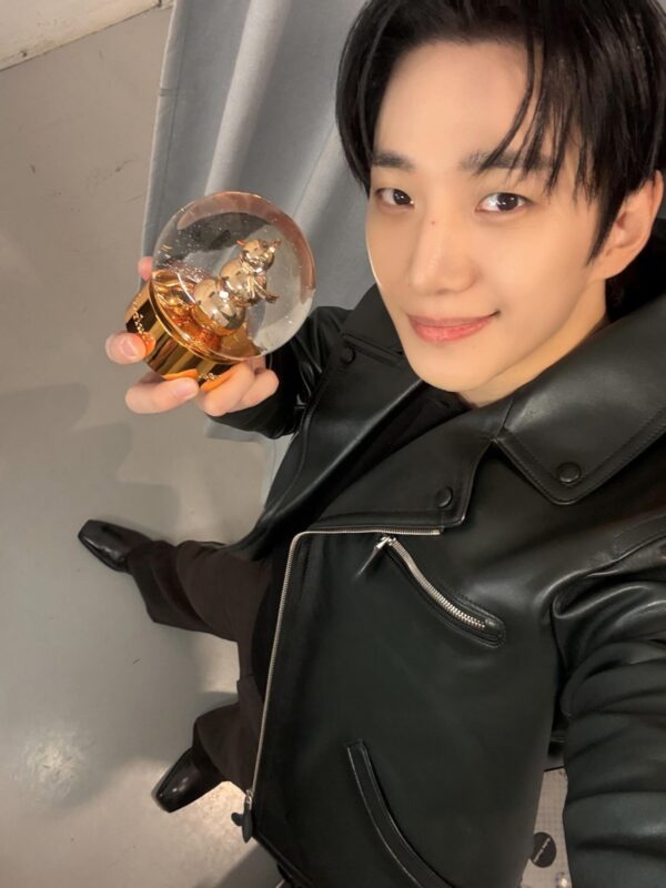 2PM」ジュノ、レザージャケットスタイルで冬のときめきがいっぱいの