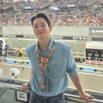 俳優チョン・ヘイン、アブダビでF1観覧…デニムシャツでさわやかな魅力