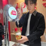 「2PM」テギョン、ビールのイベントに参加…自分でビールをつぐ姿も