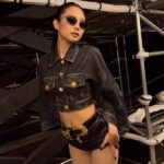 「BLACKPINK」ジェニー、シンガポールを揺るがした挑発的な魅力…バックステージ写真を大放出