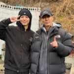 俳優パク・ボゴム、ションと共に笑顔で練炭ボランティア活動