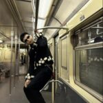 G-DRAGON、米ニューヨークの地下鉄で悪ふざけ？…300万円のシャネルを着て座席に乗る