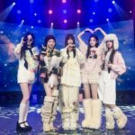 「ILLIT」、「ミュージックバンク」で1位に…「NOT CUTE ANYMORE」で初トロフィー