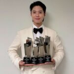 俳優パク・ボゴム、「AAA 2025」で5冠獲得「温かいメッセージを届けられて幸せ」