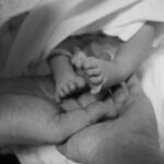 “父親になった”「SHINHWA」イ・ミヌ、娘の小さな足に感激…「小さな奇跡」