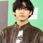 「BTS」V、ソウルの主要スポットが誕生日のお祝いムードに…漢江の巨大オブジェから各地の大型広告まで