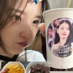IU、カン・ハンナからのプレゼントにあいきょう”たっぷり”… 「エクボ姫の名誉かわい子ちゃん」