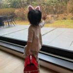 女優イ・ミンジョン、自宅でのクリスマス風景…プレゼントBOXをぎゅっと握る娘の様子を公開