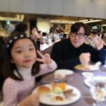 “超高速”パパになった「SHINHWA」イ・ミヌ、幸せなクリスマスを過ごす…義理の娘とデート