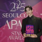 「2PM」イ・ジュノ、最優秀演技賞含む3冠達成「台風のような一年、愛してくれてありがとう」（「2025 APAN」）