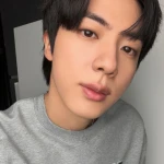 「BTS」JINのビジュアルの基準はいったいどこ？…「あまりにもブサイクで…」