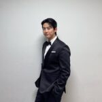 「2PM」テギョン、ダンディなタキシード姿にドキドキ…「2025 KBS 演技大賞」出演前にあいさつ