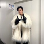 「東方神起」ユンホ、ホワイトのファーコートでカリスマ発散！