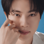「BTS」JIN、さわやかでロマンチックな笑顔…FREDのプリンスの風格（動画あり）