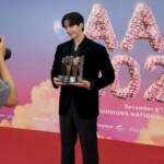 「2PM」イ・ジュノ、手には記念の盾と花束…「2025AAA 」4冠のビハインドカット