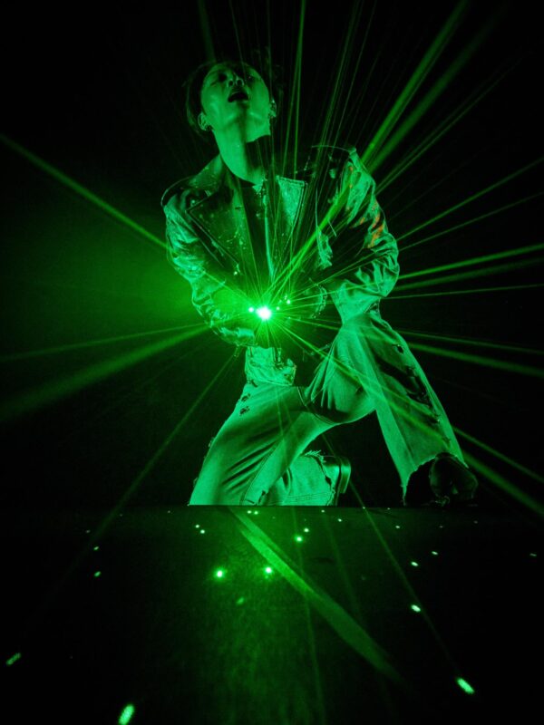 ジェジュン、グリーンのライト発射…ステージでの強烈なカリスマ