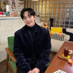 「2PM」イ・ジュノ、穏やかな微笑みでヒーリング与えるビジュアル…「クリスマスプレゼント到着！」（動画あり）