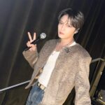 ジェジュン、ゴールドに輝くカーディガンでMCの存在感アピール…「PLANET C : HOME RACE」ファイナル生放送ビハインドカット