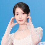 IU（アイユー）、「おつかれさま」に続いてまたクリスマスサンタに…「21世紀の大君婦人」チームに高価なスピーカーをプレゼント