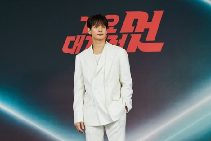 SHINeeミンホ、MBC歌謡大祭典で圧巻の一人二役