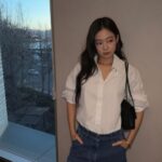 「BLACKPINK」ジェニー、白シャツにジーンズだけでも優越なスタイル