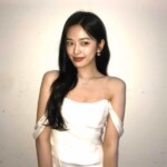 「IVE」アン・ユジン、オフショルダーのホワイトドレスで輝くビジュアル