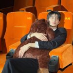 俳優ビョン・ウソク、クマのぬいぐるみを抱きしめてモフモフ感満載…かわいい近況にファン悶絶