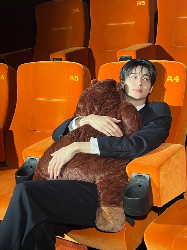 俳優ビョン・ウソク、クマのぬいぐるみを抱きしめてモフモフ感満載