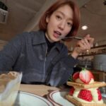 女優パク・シネ、しばしダイエットを忘れてデザートカフェで幸せな日常…“明日の私がやってくれるよ”