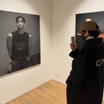 「BTS」V、自身の写真展にサプライズ訪問し認証メッセージまで残す