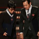 “国民的歌手”チョー・ヨンピル、“60年来の幼なじみ”俳優故アン・ソンギさんの遺体安置所を訪問…故人を追悼