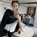 ヒョミン（T-ARA）、太もも丈レギンス姿でシドニーのスーパーを闊歩…超スリムな美脚を披露