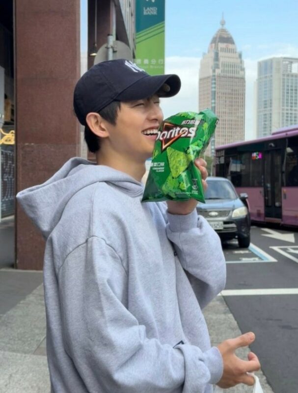 ソン・ジュンギ、台湾でパクチー菓子オフショット