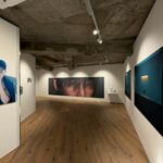 「BTS」V＆「BLACKPINK」JENNIE、同時期に写真展が話題…K-POPの2人のアイコンが描く“昨日と今日”