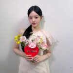 「ILLIT」ミンジュ、“39代頭取”として大活躍…KBS「ミュージックバンク」MCを卒業「多くを学んだ貴重な時間だった」