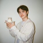 ド・ギョンス（「EXO」D.O.）、ケーキを持ってポーズ…「HAPPY BIRTHDAY D.O.」