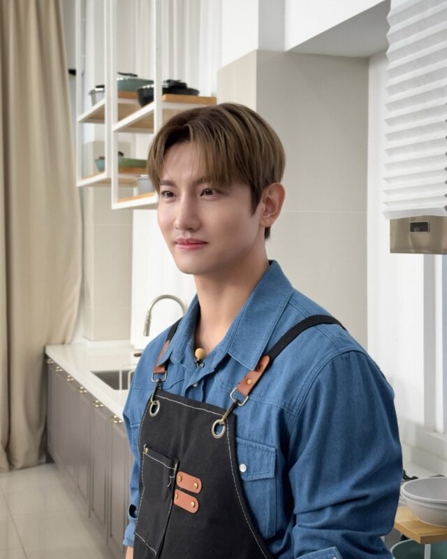 「東方神起」チャンミン、後輩グループを見つめる優しい眼差し…デニムシャツが良く似合う（動画あり）