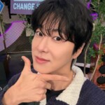 「東方神起」ユンホ、さわやかな笑顔で「チェンジストリート」6回をPR…ハンドサインでビジュアル強調！