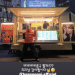 「FTISLAND」ホンギ、イ・スンギが差し入れしたカフェカーの前でポーズ！…「義理男子、ありがとうございます」