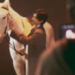 パク・ボゴム、白馬の王子様降臨…グラビアのビハインドカットを公開