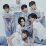 HYBEが手掛ける新世代J-POPボーイズグループaoen 誰かに心が動いた瞬間の1秒を切り取った最新作 3月18日(水)リリース 2nd Single「秒で落ちた」 感情が色づいた瞬間の”秒落ちフェイス”「Visual Photo -After 0 ver.-」を公開公開されるやいなや秒で落ちた人続出の新ビジュアル第二弾 「LOVE」があしらわれたTシャツを纏い、メンバーの色づいた表情に注目