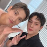「MONSTA X」ジュホン、「東方神起」チャンミンとの嬉しいツーショット…「先輩、ありがとうございます」