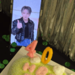 ジェジュン、誕生日のろうそくを消してサムズアップ！（動画あり）