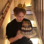 ジェジュン、黄金の冠がかわいい…3カ月間のバースデーバーティーを予告