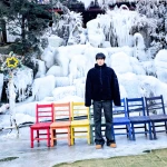 「BTS」JIN、寒さの中でも爽やかなビジュアル…7色の椅子で完全体カムバックを象徴？