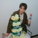 ジェジュン、あたたかい笑顔であいさつ…22周年記念ファンミのビハインドカット