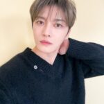 ジェジュン、落ち着いた深みのある眼差しに引き込まれそう