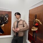 「2PM」イ・ジュノ、彫刻のような横顔…パリを魅了する高貴さ